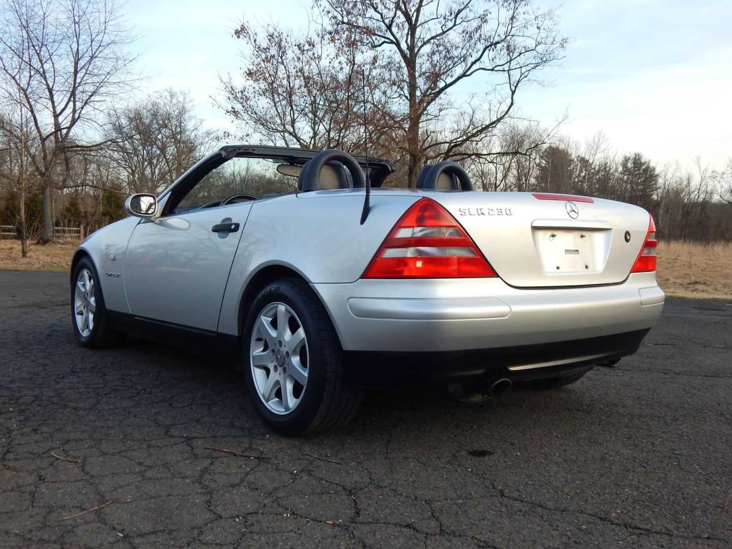 2000 Silver /Black Leather Mercedes-Benz SLK SLK230 (WDBKK47F2YF) with an 2.3L 4 cylinder supercharged engine, Automatic transmission, located at 6528 Lower York Road, New Hope, PA, 18938, (215) 862-9555, 40.358707, -74.977882 - Here we have a Mercedes SLK320 with a 2.3L 4 cylinder supercharged engine putting power to the rear wheels via an automatic transmission. Options include: black leather seats, power windows/locks/mirrors, Alpine head unit, heat/AC, tilt steering wheel, convertible hard top, cruise control, 16inch al - Photo#11